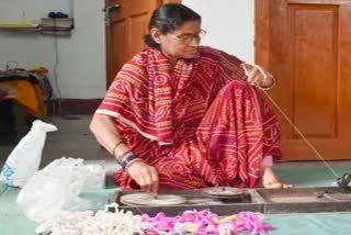 woman making janeu 