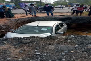 car fell in to road junction