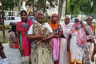 womens protest against weekly market shutdown
