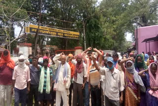 Unorganized workers protest against payloader loading in Dhanbad