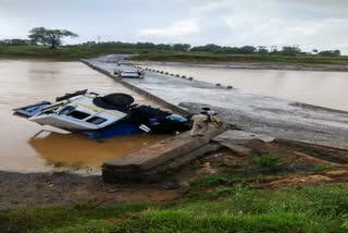 Truck overturns on Mahanadi in Ambikapur