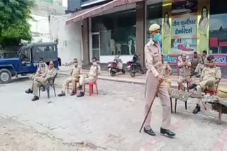 तनाव को देखते हुए इलाके में तैनात पुलिसकर्मी