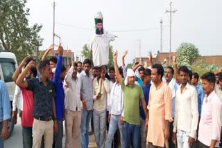 Congress candidate Ravinder Singh Tomar's effigy burnt