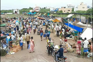 மழையால் சேதமடைந்த காய்கறி சந்தை - மாற்று இடம் கொடுக்குமா பேரூராட்சி 