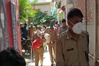 पुलिस ने एक सट्टेबाज को गिरफ्तार किया.