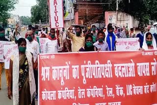 labour unions protest against increase in prices of petroleum products in palamu