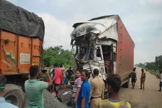 লরির পিছনে কন্টেনারের ধাক্কায় মৃত চালক