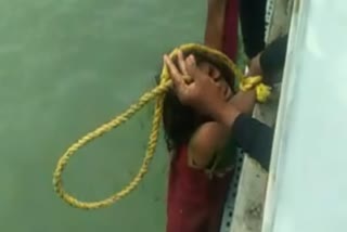 Divers rescuing woman
