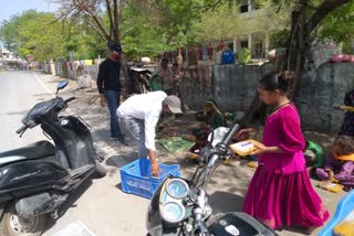 Chittorgarh news, lockdown, youth reaching food to needy 