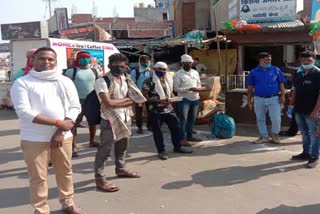 Passengers are being given food in hazaribag