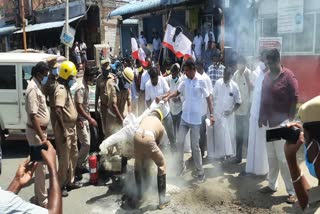 அதிமுகவைச் சேர்ந்த நத்தம் விஸ்வநாதன் உருவபொம்மை எரித்த அமமுக கட்சியினர்