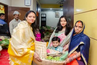 chairman of city council distributed materials among fasting women and men 