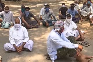 farmers protests for paddy grain purchasing in nizamabad