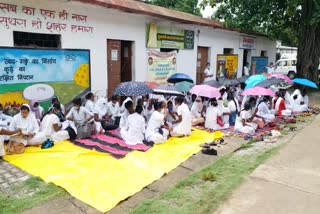 para health workers start indefinite strike in chaibasa