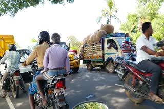 Cotton Farmers Lorry Traffic Jam in Thiruvarur