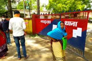  main gate of the Garhwa police station closed