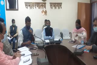 ranchi dc conducted a meeting on covid vaccination