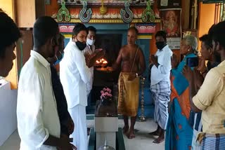 ADMK parties offers prayer at temple for MLA Pavunraj speedy recovery 