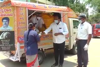  spoorthy seva trust donate food to people