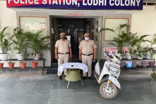 साउथ दिल्ली के लोधी कॉलोनी थाने की पुलिस टीम ने स्नैचिंग के मामले में एक नाबालिग को हिरासत में लिया है. 