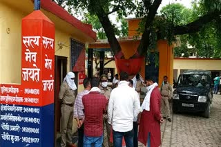 अवैध वसूली की जांच करती पुलिस और नगर पालिका के कर्मचारी