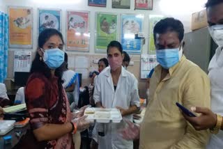 mussherabad corporator distributed food to corona patients