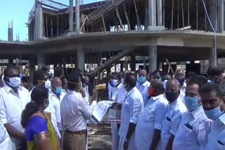 Minister sellur Raju inspite vehicle parking in Madurai Meenakshi temple