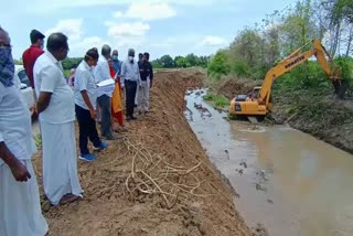 குடிமராமத்து பணிகளை ஆய்வு மேற்கொண்ட சிறப்பு அலுவலர்கள்