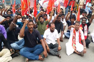 Naam Tamilar katchi road blockade in Mayiladuthurai