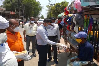 Distribution of masks among footpath shopkeepers in Nalanda