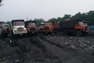 Dumper drivers jammed kanta ghar in Jamtara railway siding