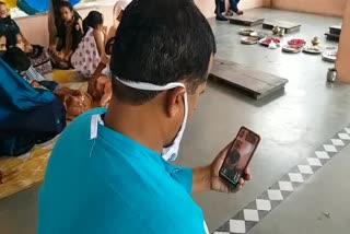 people doing shraddh ritual on video call