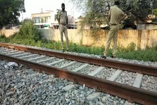 Youth commits suicide, suicide in front of train