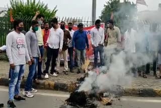 Karni sena burnt effigy of Uddhav Thackeray 