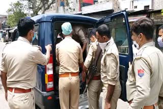 रिक्शा चालक को अस्पताल ले जाते पुलिसकर्मी