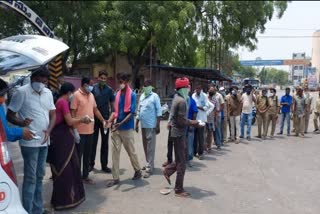 KARIMNAGAR CORPORATOR GUGGILLA JAYASRI DISTRIBUTING FOOD TO CORONA INFECTED PEOPLE