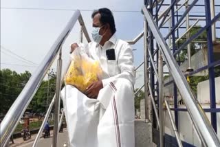 AIADMK executive jumps on tarna protest in front of pudukottai MGR statue