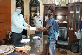 DC gives check of 15000 rupees to football player Pankaj Baske