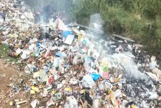 Motorists suffer from garbage dumped on the roadside!