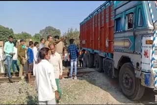 truck stranded on railway track in chandauli