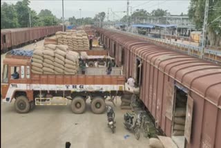 2 thousand metric tons of paddy bundles sent to Karaikudi by freight train!