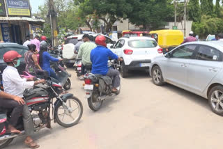 Crowds of vehicles on streets of Kolkata city