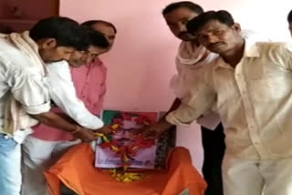 पं. दीनदयाल का जन्मदिन मनाते भाजपा कार्यकर्ता