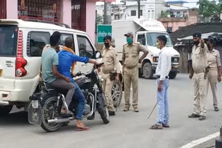 Police run vehicle checking operation due to lockdown in Bettiah