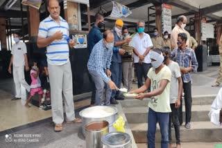 mechnic distributed free meals to passangers