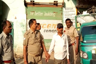 Banda police arrested a illegal liquor salesman