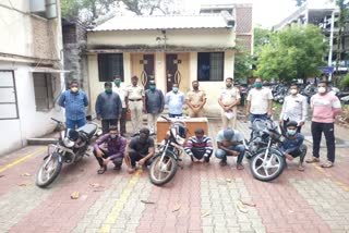 Police arrest two Wheeler and mobile theft gang 