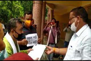 parents demonstrated in front of dm office