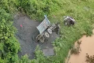 हाइवा वाहन गिरा नदी में.