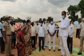 minister harish rao inspected grain purchase center,  harish visited medak 